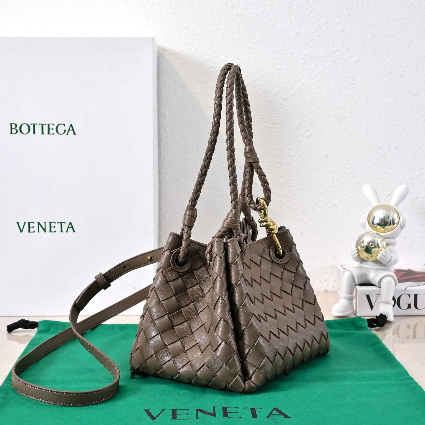 Batch 1760 BV home is new! Andiamo combines Bottega Veneta archives parachute handbags to inherit retro elements and integrate modern trends. The same style as Shu Qi's Beijing Night. It is a continuation of the classic bag. It has three functions: hand carry, shoulder and cross-body. It is embellished with metal brass knot buckles. The capacity of the small one is amazing. It can easily hold sunglasses in a box/small bottle of water/powder powder/charger and other daily necessities when going out. The upper body is versatile. Style number: 6569 Size: 21*17*16.5cm